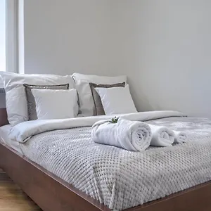 https://corolla-apartments-solidarnosci-147.warsawhotelspoland.com