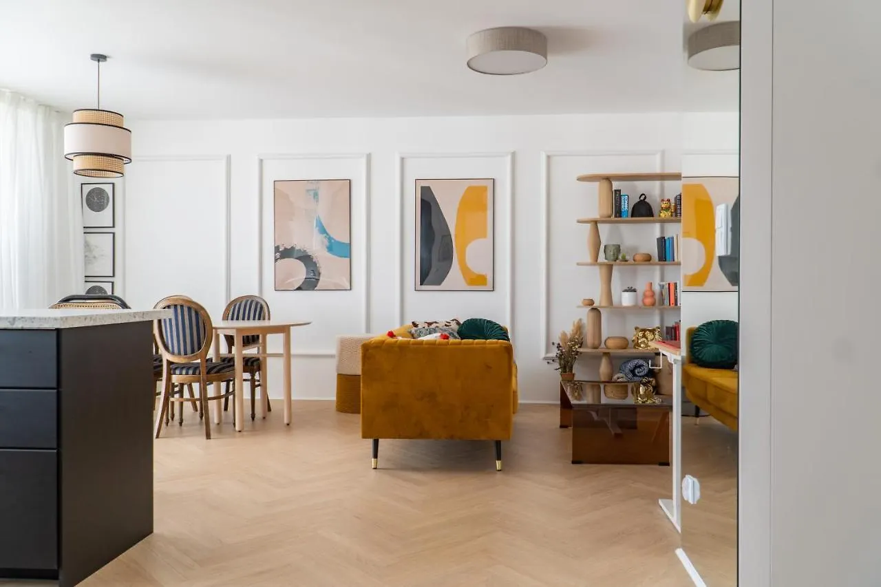 Old Town Gem Designer Apartment - Centre Location - Families - Remote Work location